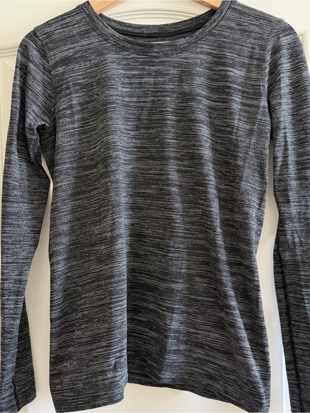 lululemon athletica Women's Long-Sleeve Heathered Charcoal Top Swiftly